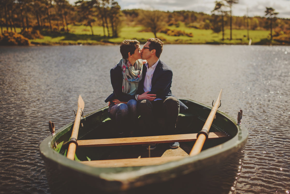 engagement phtoos on the boat